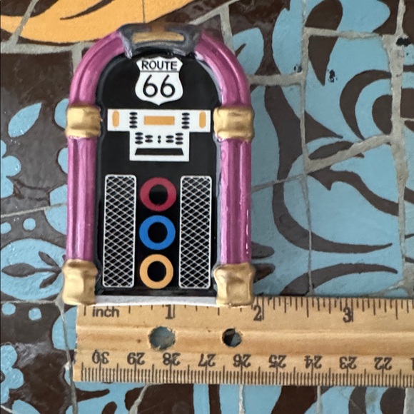 APPLE TREE DESIGNS “Route 66” Jukebox Salt & Pepper Set - Picture 9 of 10